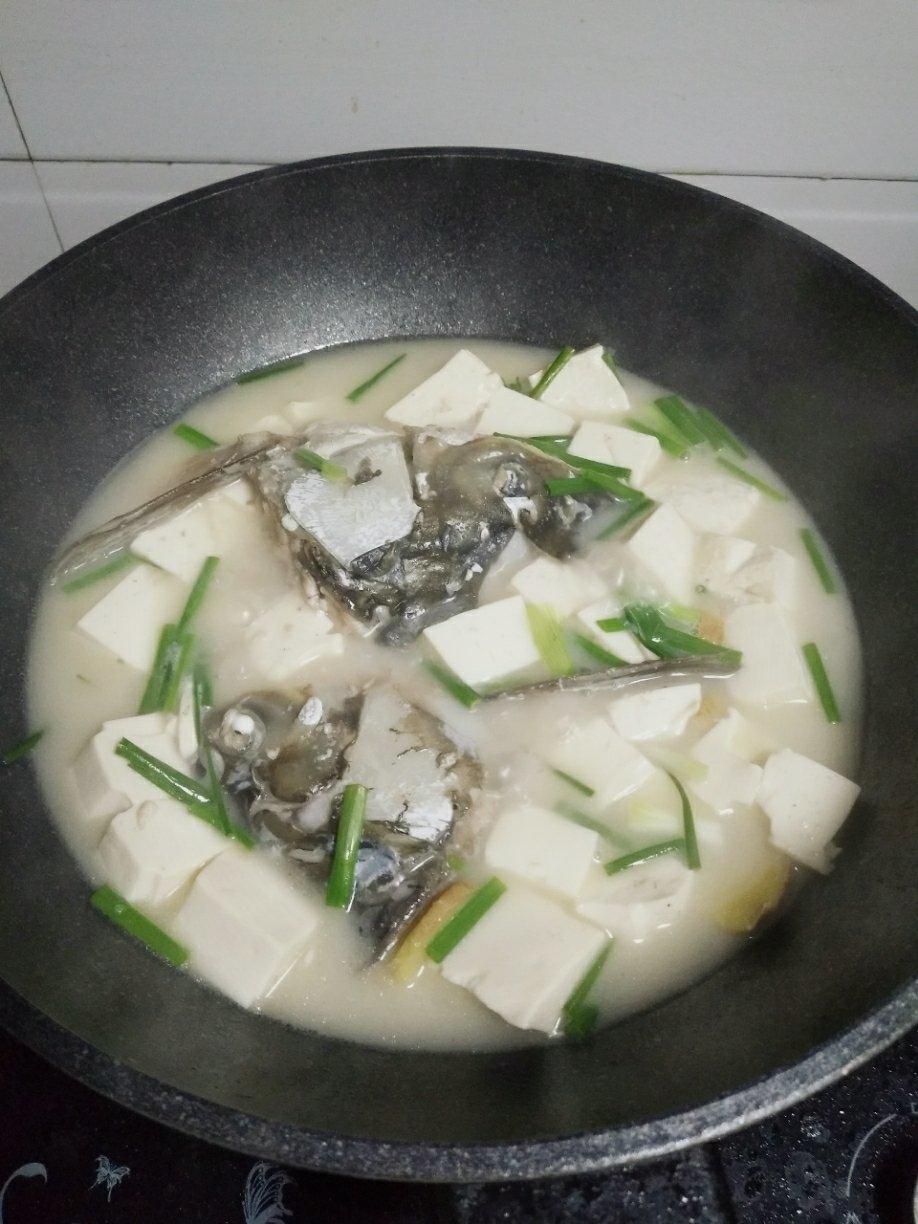 奶白色砂锅鱼头/鲫鱼豆腐汤的做法（零基础炖出奶白色汤）