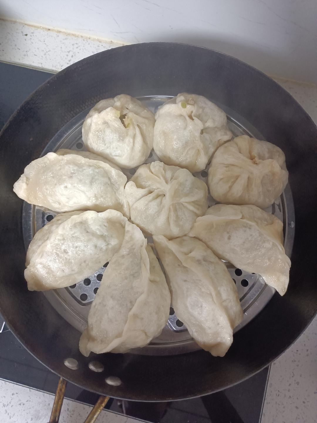 一口一个的鲜肉小笼包