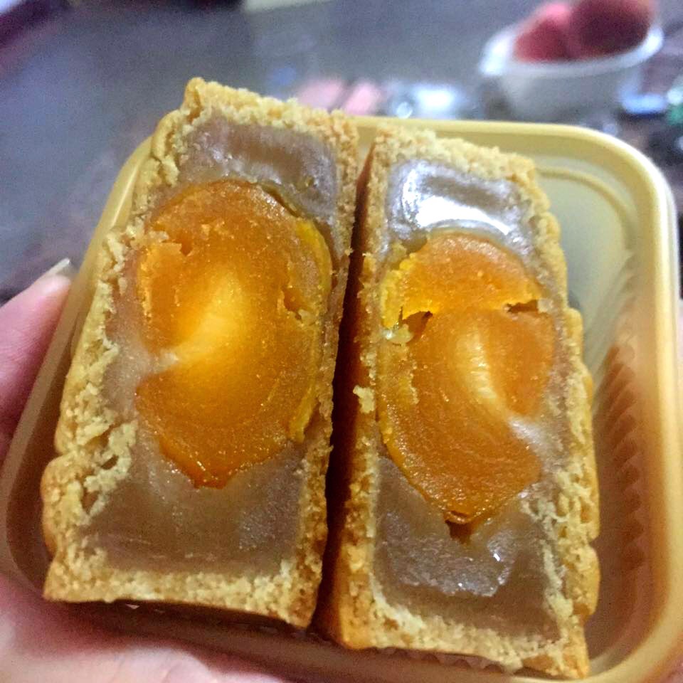 广式月饼－－蛋黄豆沙月饼