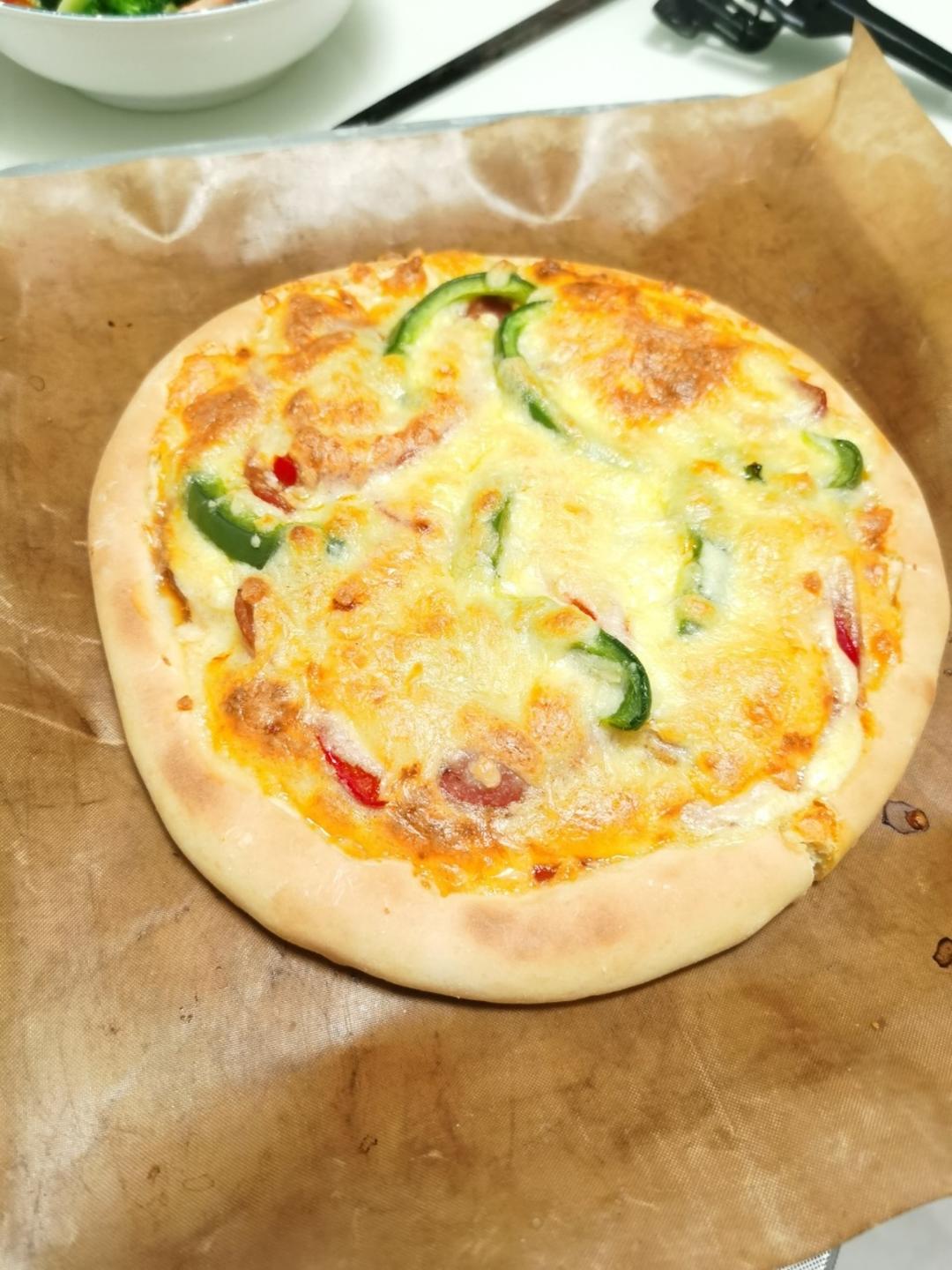 含宣软饼皮做法、自己在家也能做出馅料十足、超拉丝的美味诱人披萨