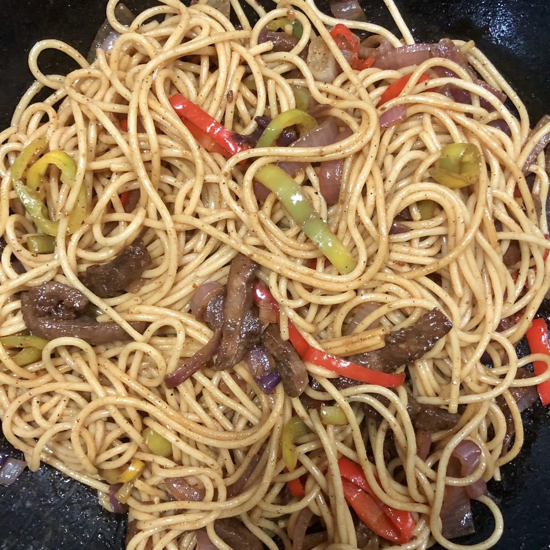 黑椒牛柳炒意面