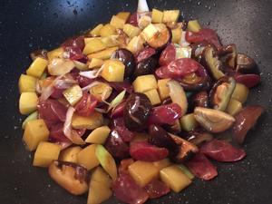 香菇腊肠土豆焖饭的做法 步骤9