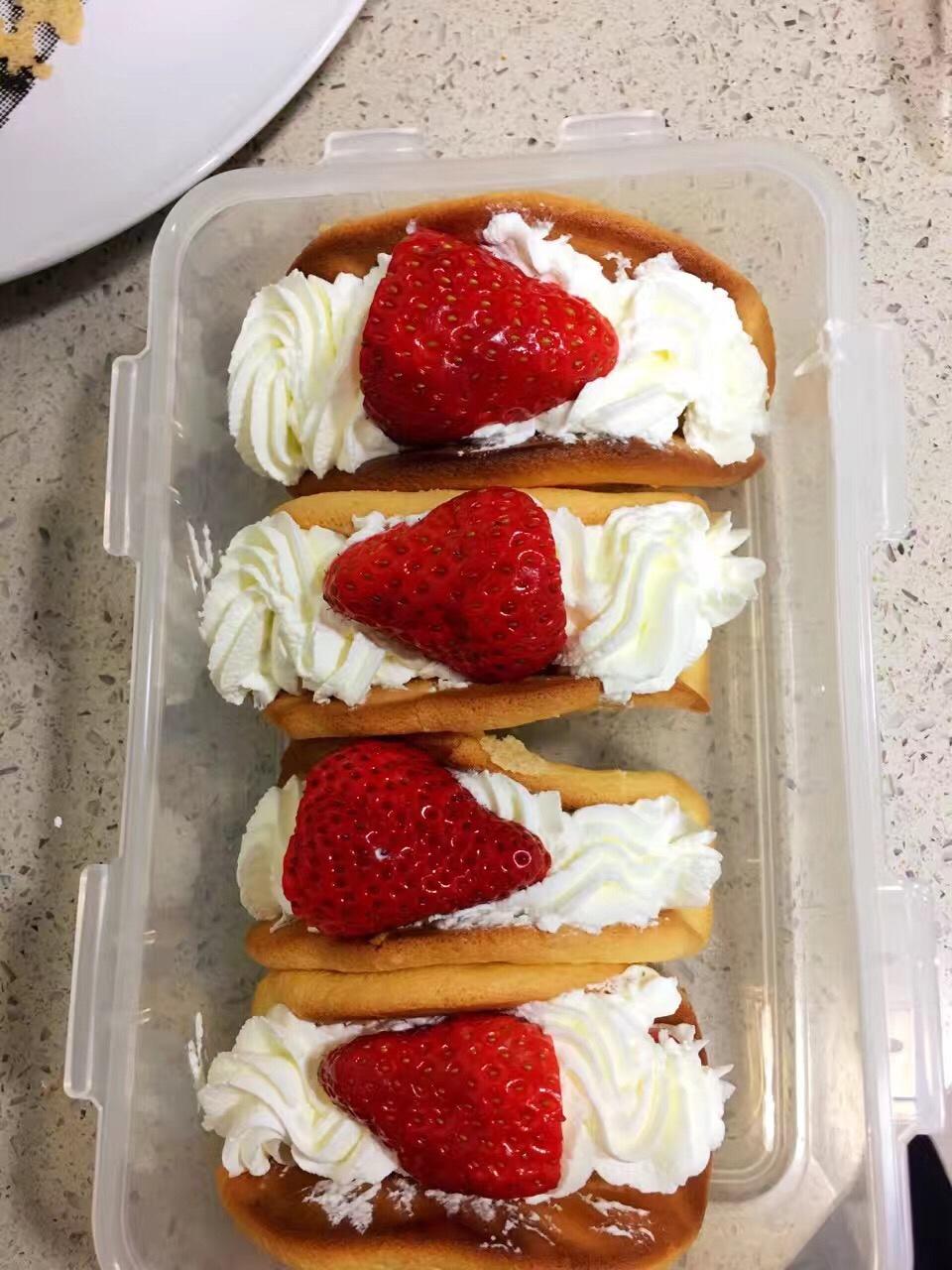 韩国最热门的甜品店Le Bread Lab的草莓蛋糕卷