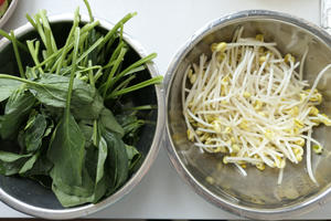 菠菜拌黄豆芽的做法 步骤1