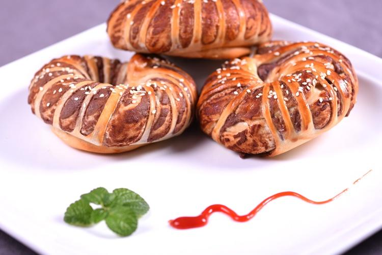#视频#德普烤箱食谱：花式豆沙面包圈的做法