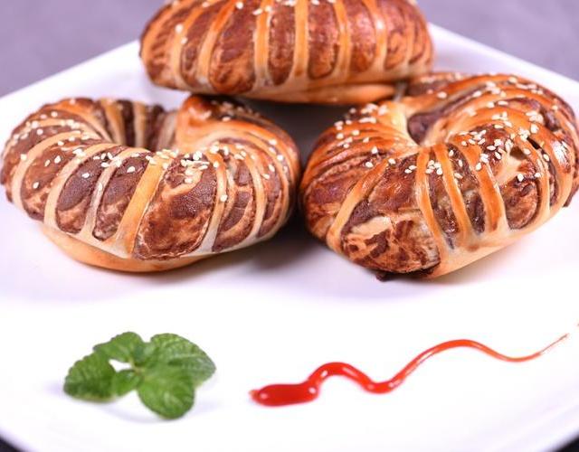 #视频#德普烤箱食谱：花式豆沙面包圈的做法