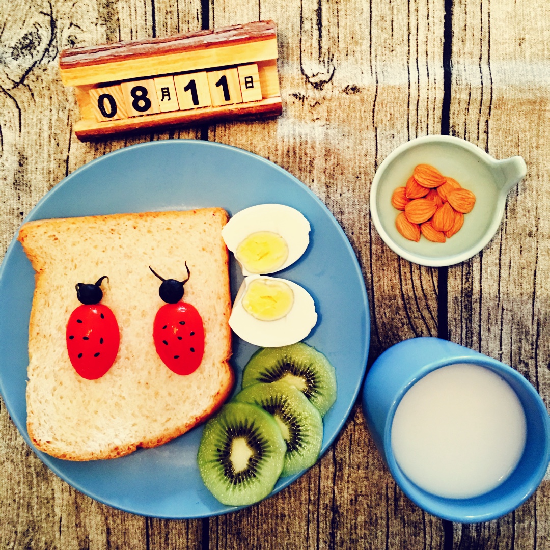 过夏的摆摆做的儿童节童趣早餐