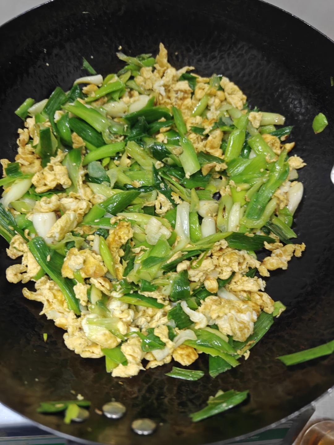 鸭蛋炒蒜苗（减脂少脂餐）的做法