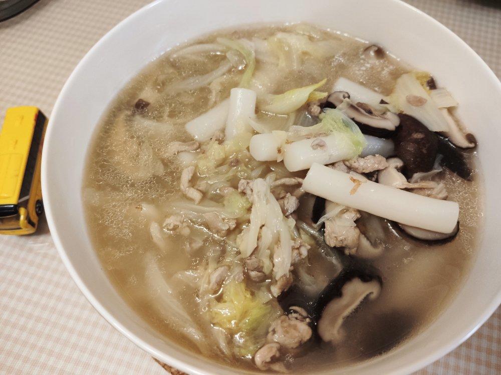 【白菜肉丝年糕汤】