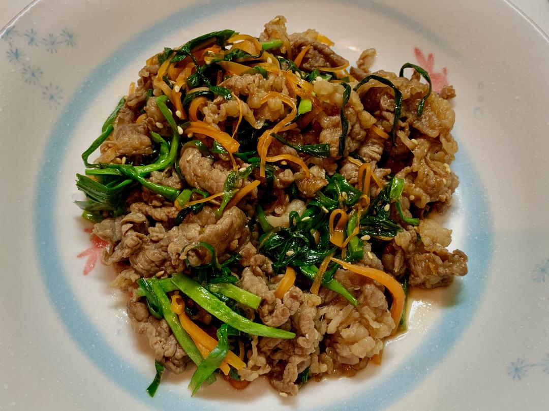 芝麻胡萝卜韭菜炒牛肉的做法
