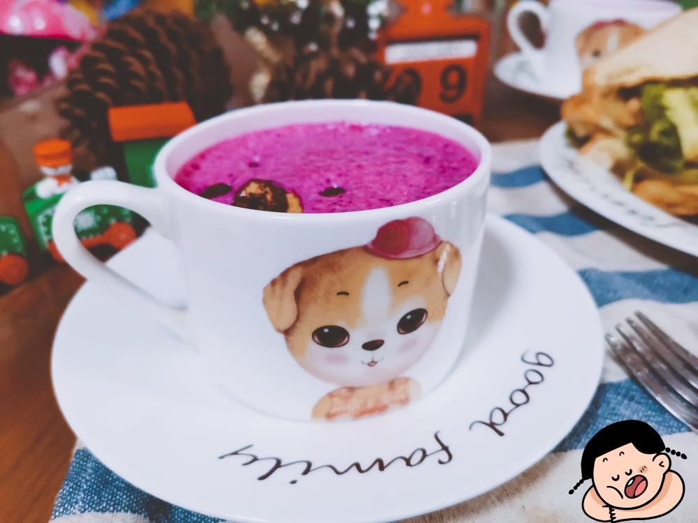 坚果火龙果奶昔