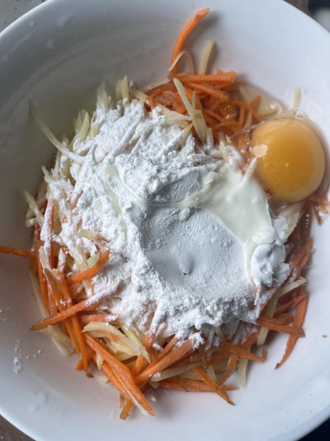 土豆絲胡蘿卜絲早餐餅的做法 步驟2