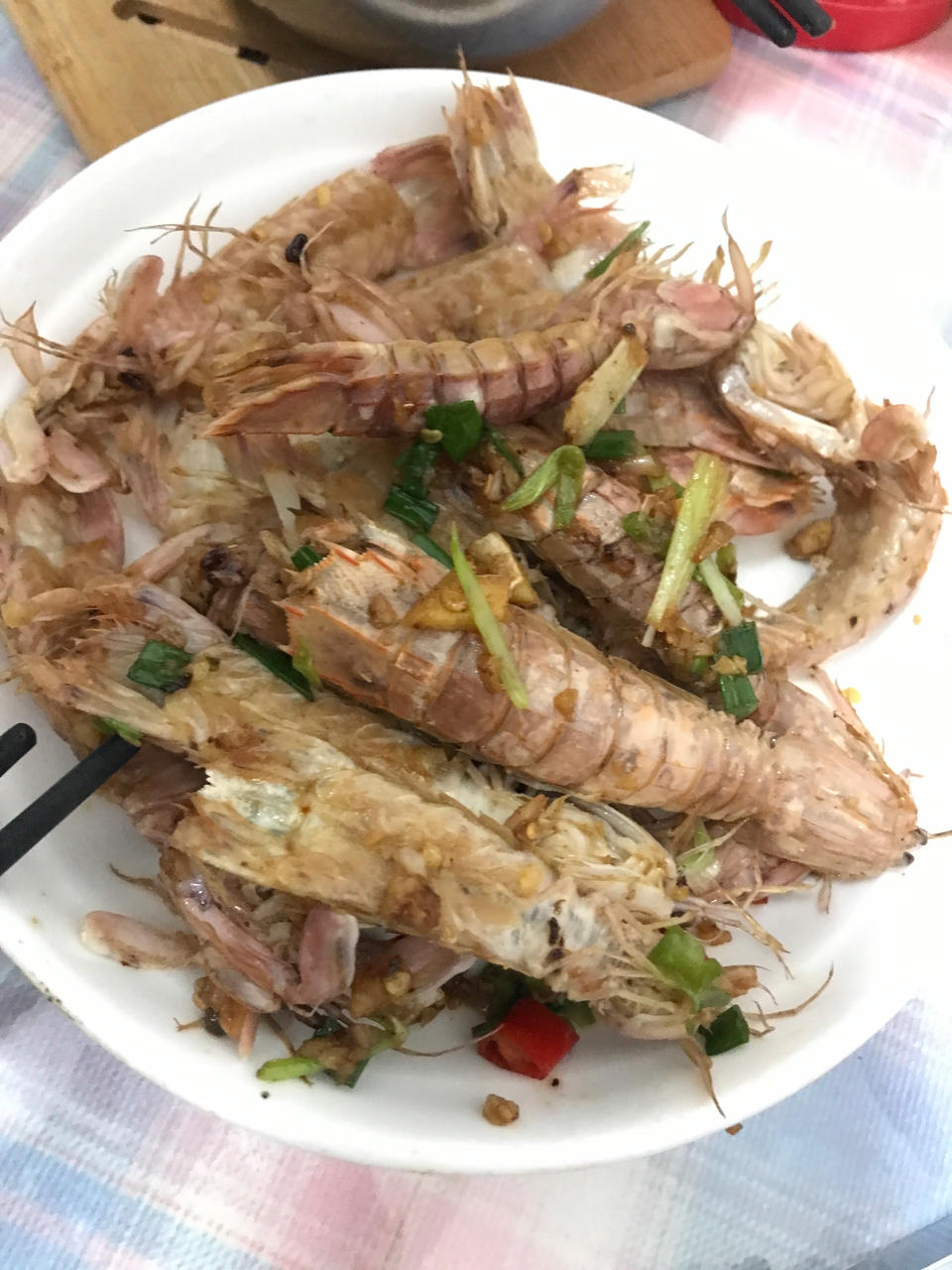 无油炸版的椒盐皮皮虾和巧拨虾壳的方法