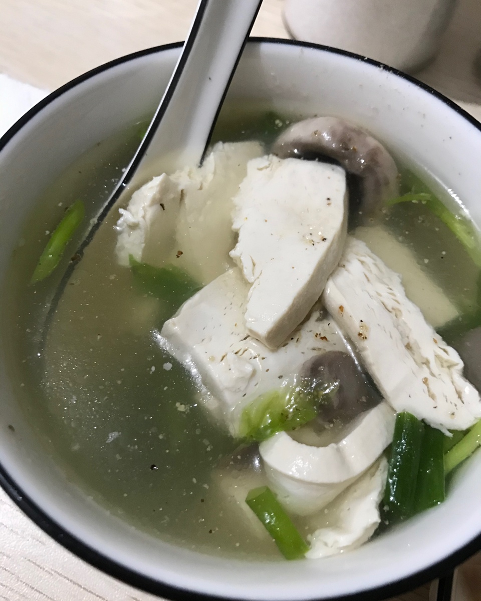 极鲜口蘑豆腐汤（只放盐和胡椒粉调味）