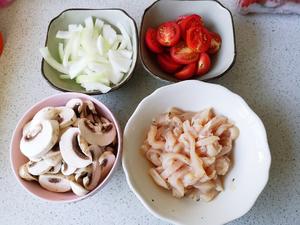 番茄蘑菇鸡肉意大利面/通心粉的做法 步骤1