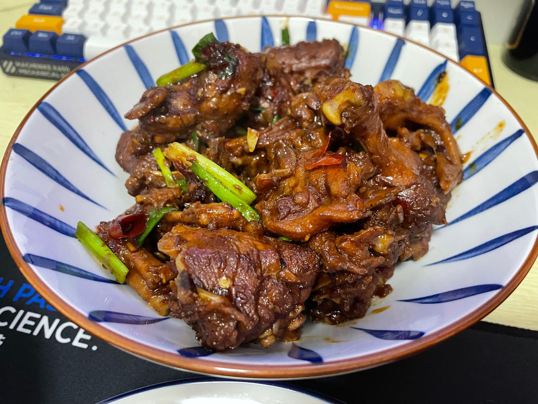 传统正宗的啤酒鸭配方和做法，鲜嫩香浓，只需炒千万不要焯水