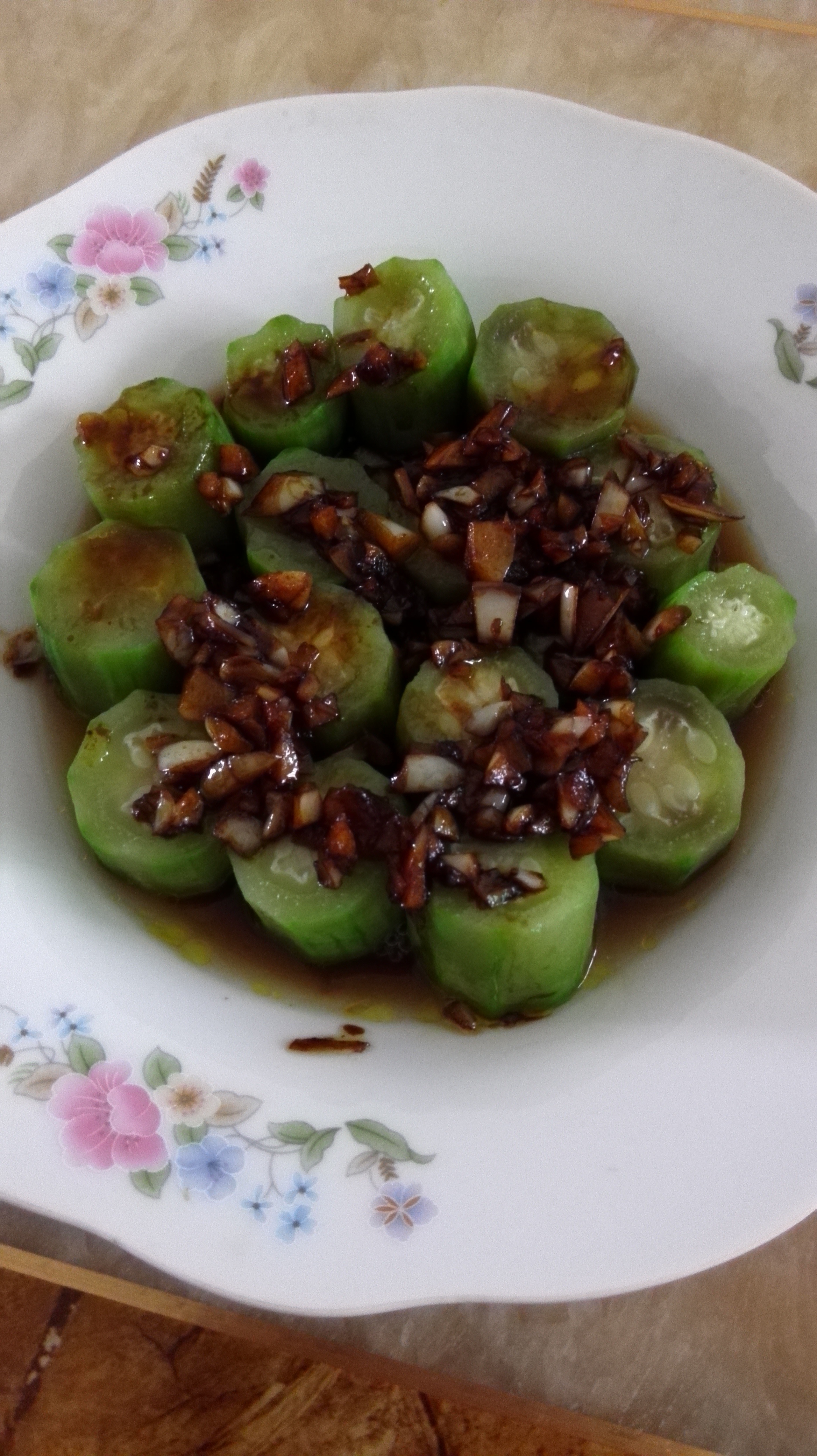 只需要五分钟就可以的美味蒜蓉蒸丝瓜