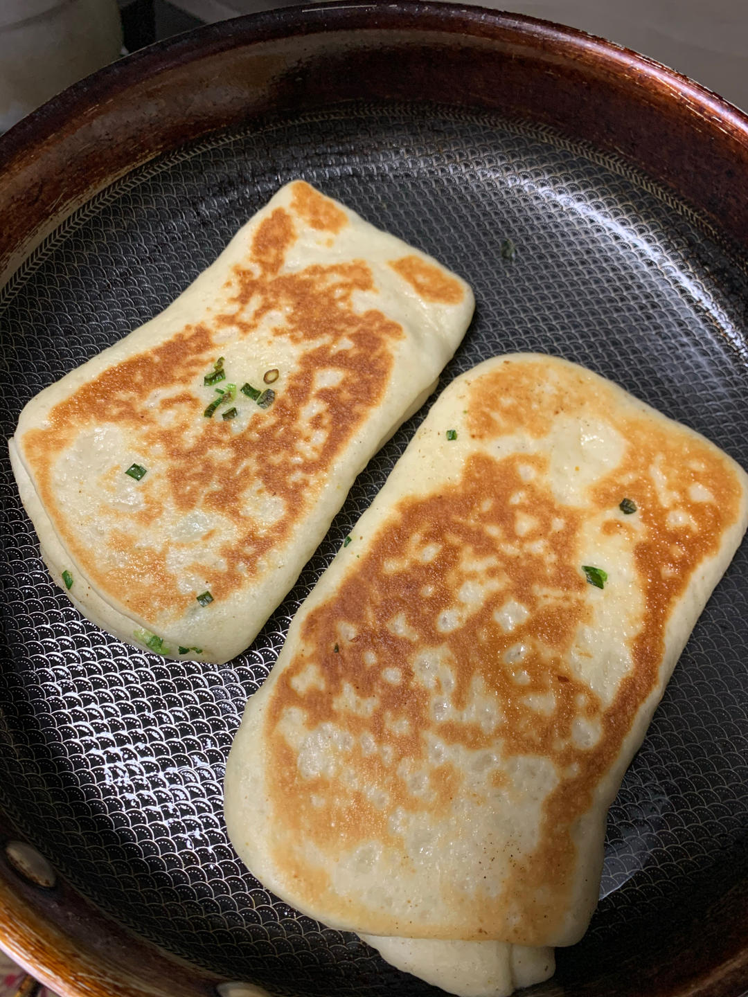 五香葱花饼    葱香四溢   咸香适口   太有食欲了 附细节视频