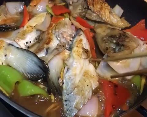 简易版青红椒烩三文鱼的做法