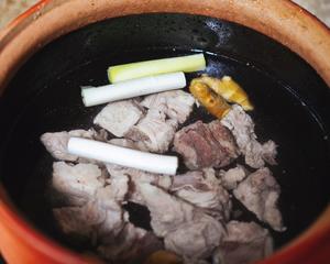 《老火靓汤》消暑除湿清热绿豆薏仁龙骨汤的做法 步骤3