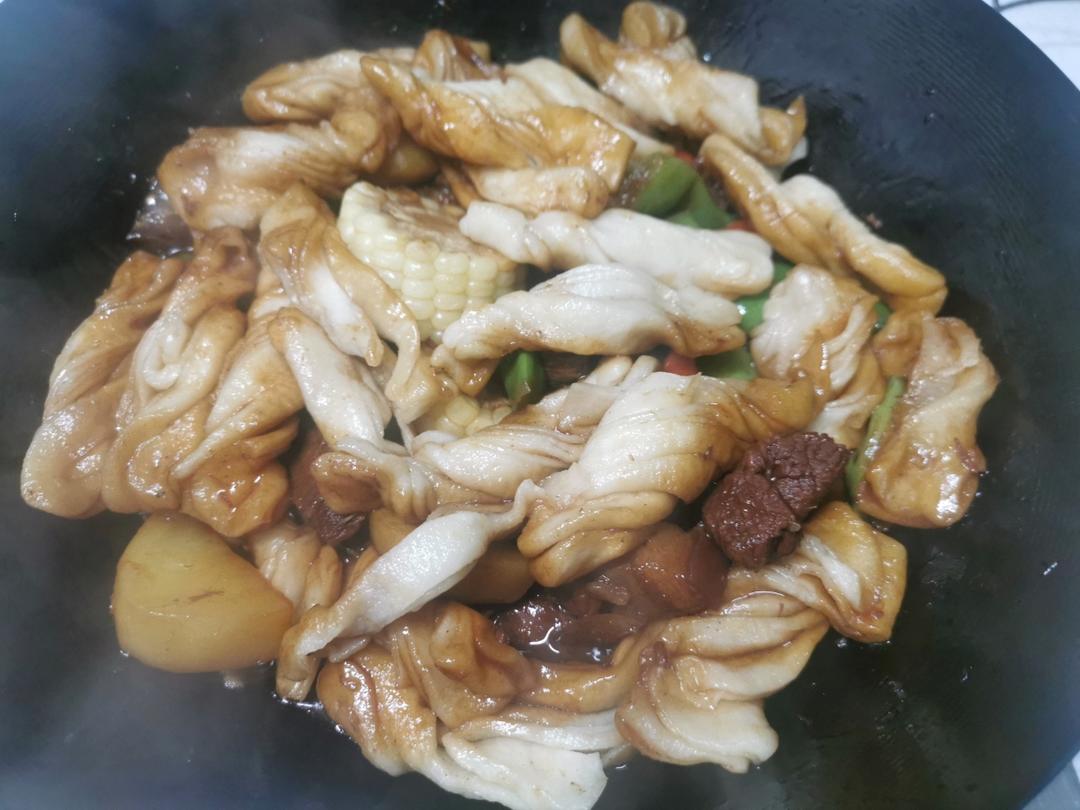一锅出-豆角土豆玉米五花肉卷子