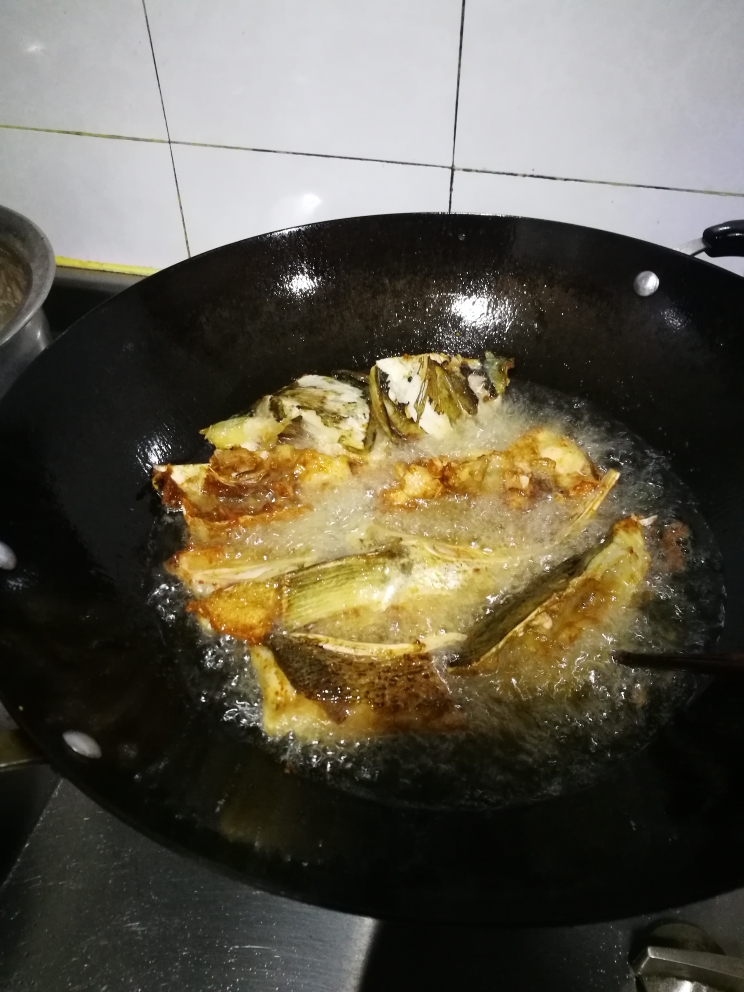 鱼头煲的做法 步骤3