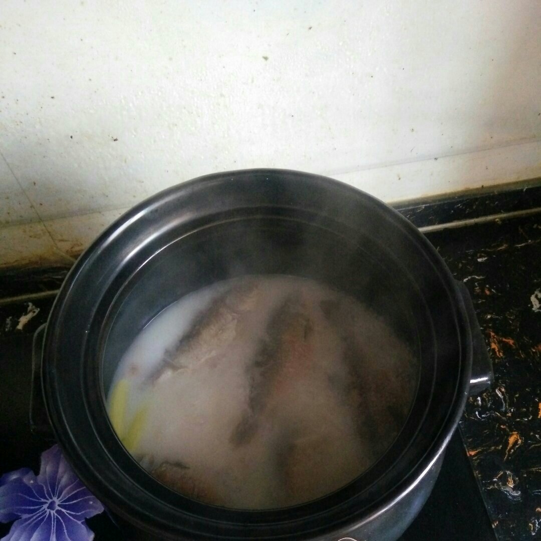 砂锅鲫鱼汤