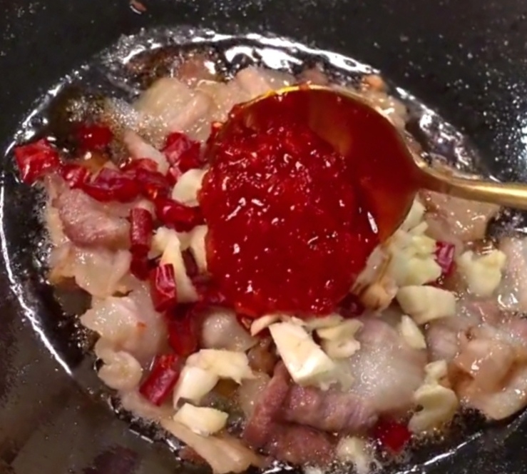 酱香干锅手撕包菜的做法 步骤6