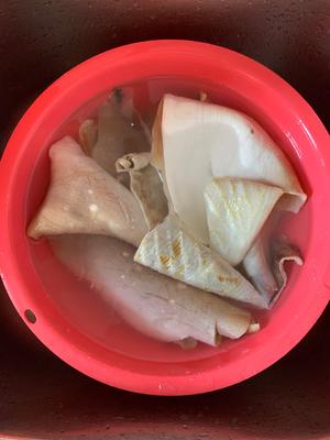 高汤炖鲨鱼皮的做法 步骤1