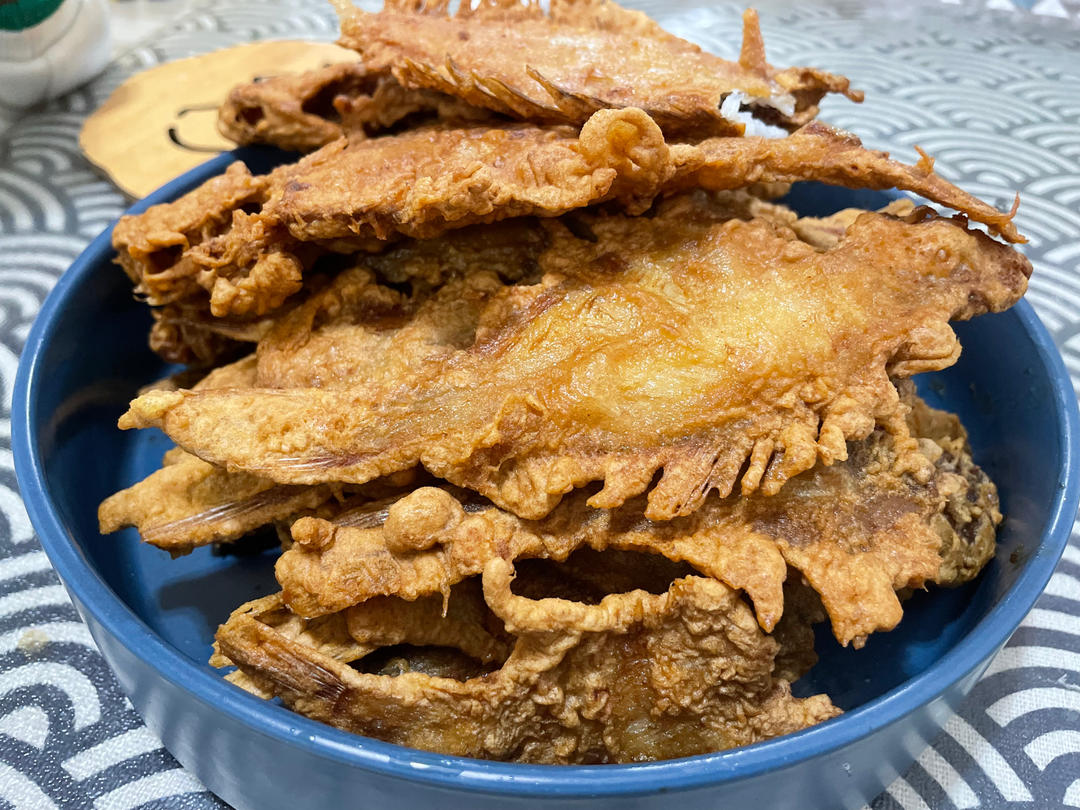 〈炸小偏口鱼〉，就喜欢吃小的，入味。欣小厨 😉