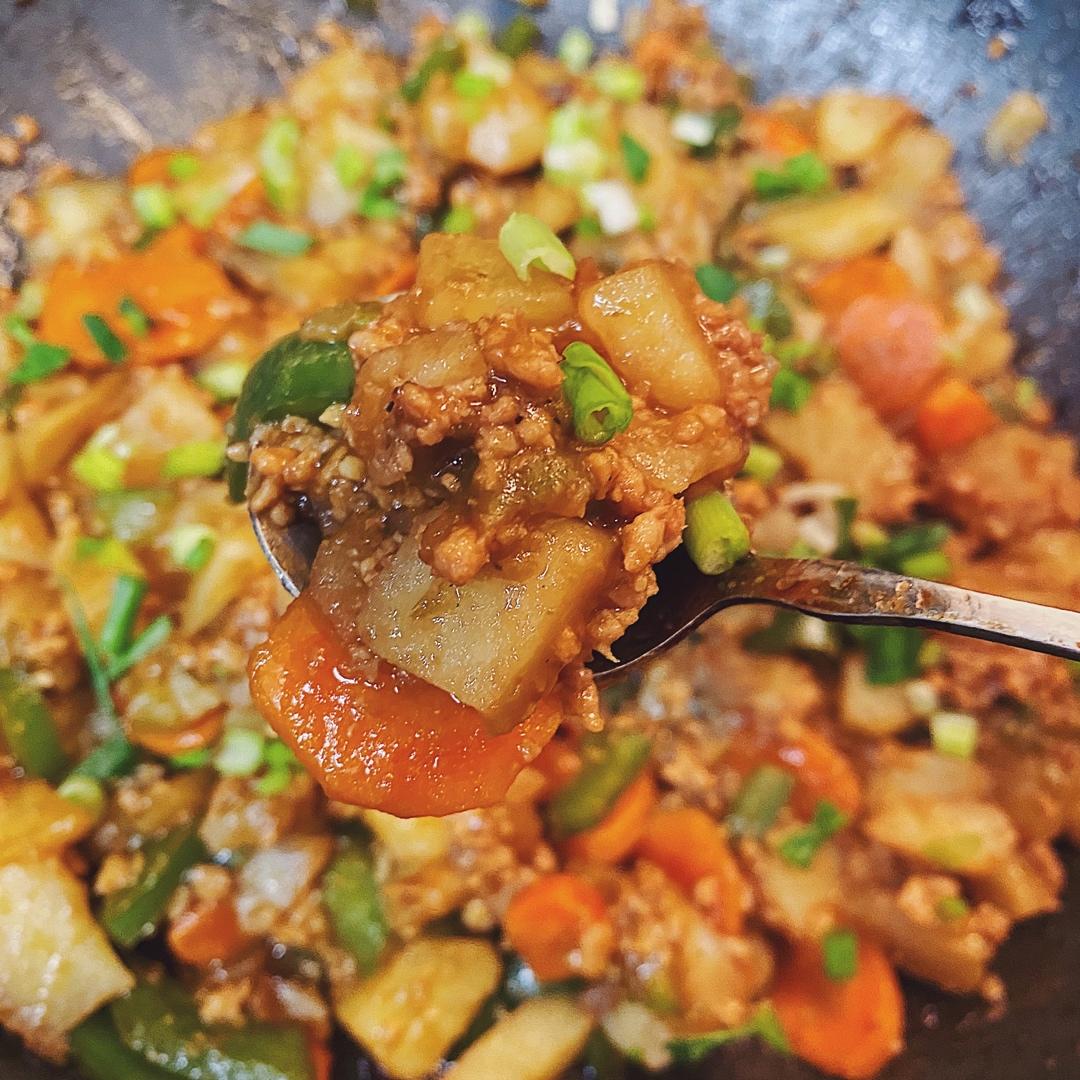 『青椒肉末土豆丁』