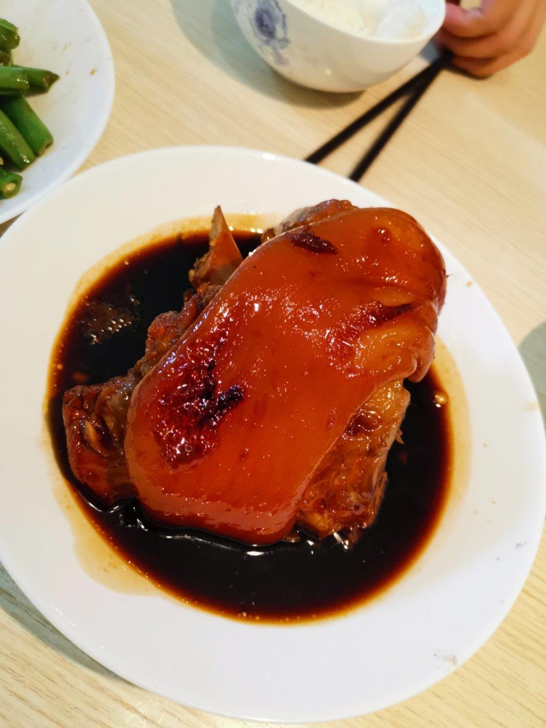 浓香红焖肘子