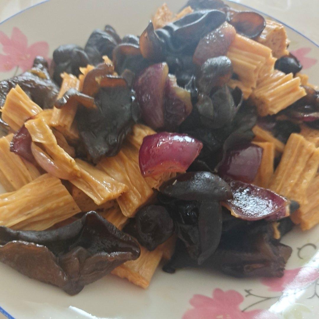 洋葱木耳炒腐竹