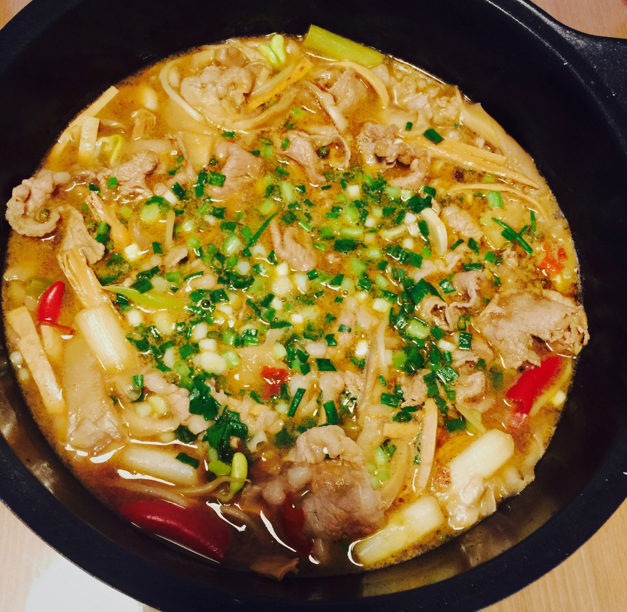 酸汤金针肥牛粉丝煲