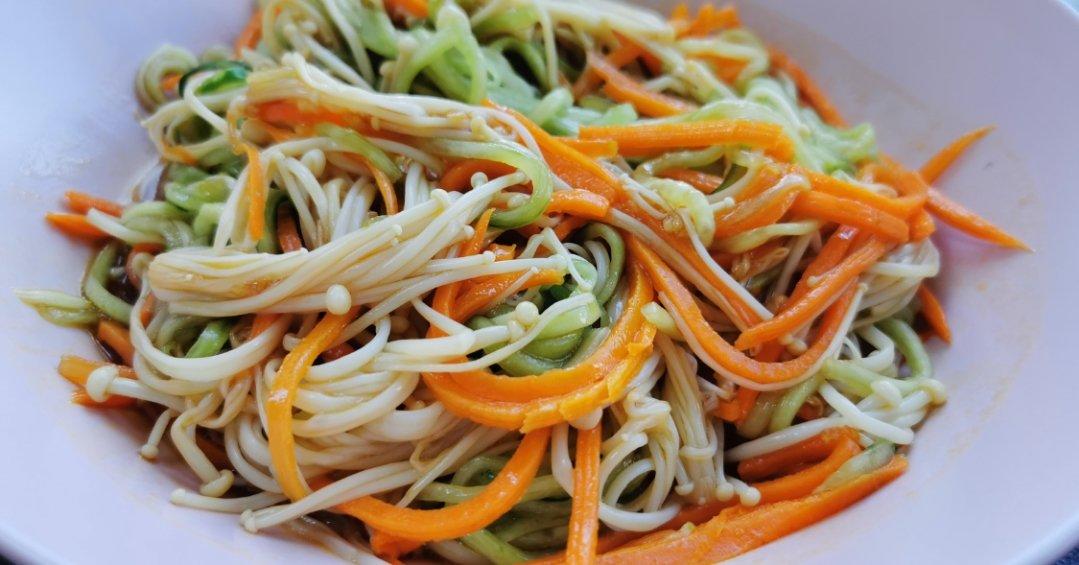 好吃的金针菇拌黄瓜