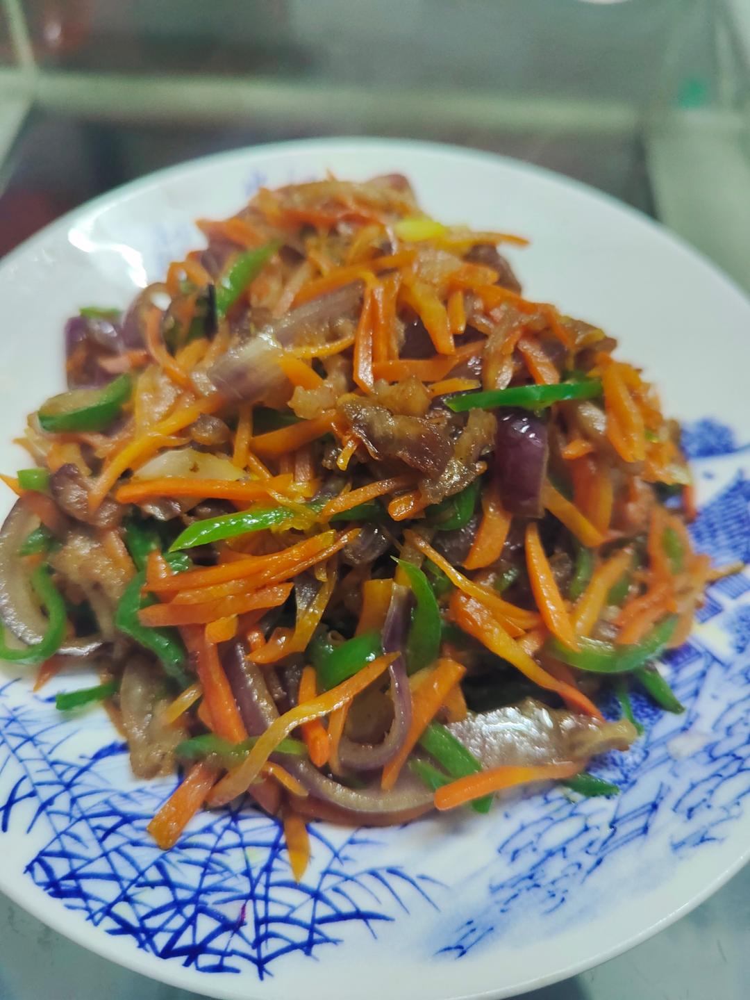 胡萝卜辣椒洋葱炒肉的做法