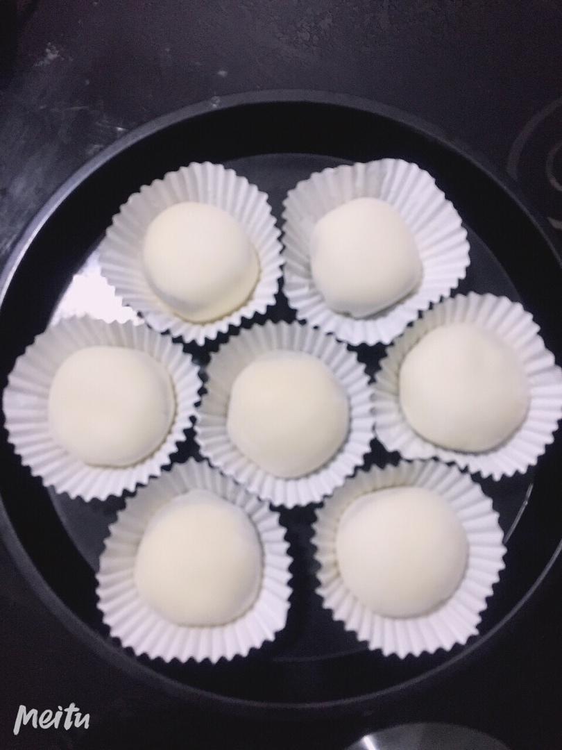 超详细零失败的雪媚娘教程
雪媚娘细白软糯，第一口咬QQ的皮再来就是里面是奶香怡人的淡奶油，裹着好吃的水果粒，口感丰富或咬到奥利奥咔呲咔呲脆。店铺里卖的雪媚娘还挺贵的，自己动手丰衣足食吧！其实做法也不难，快来一起动手吧！