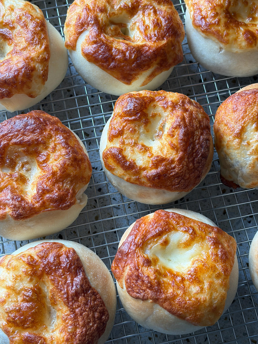 更适合大众口味，肉松芝士软贝果