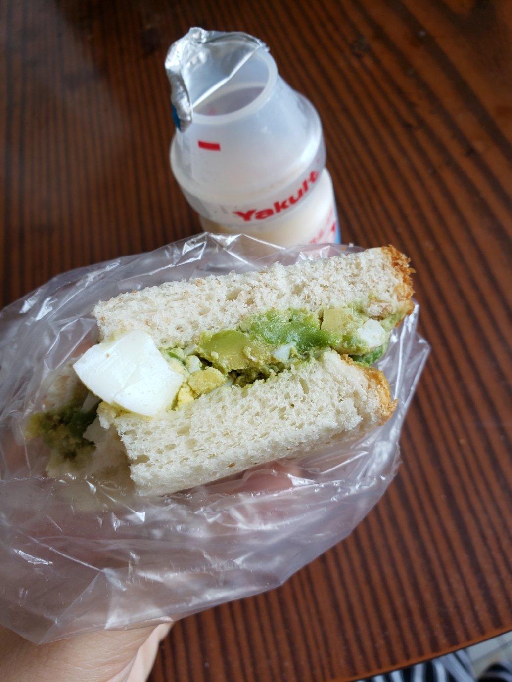 牛油果鸡蛋三明治