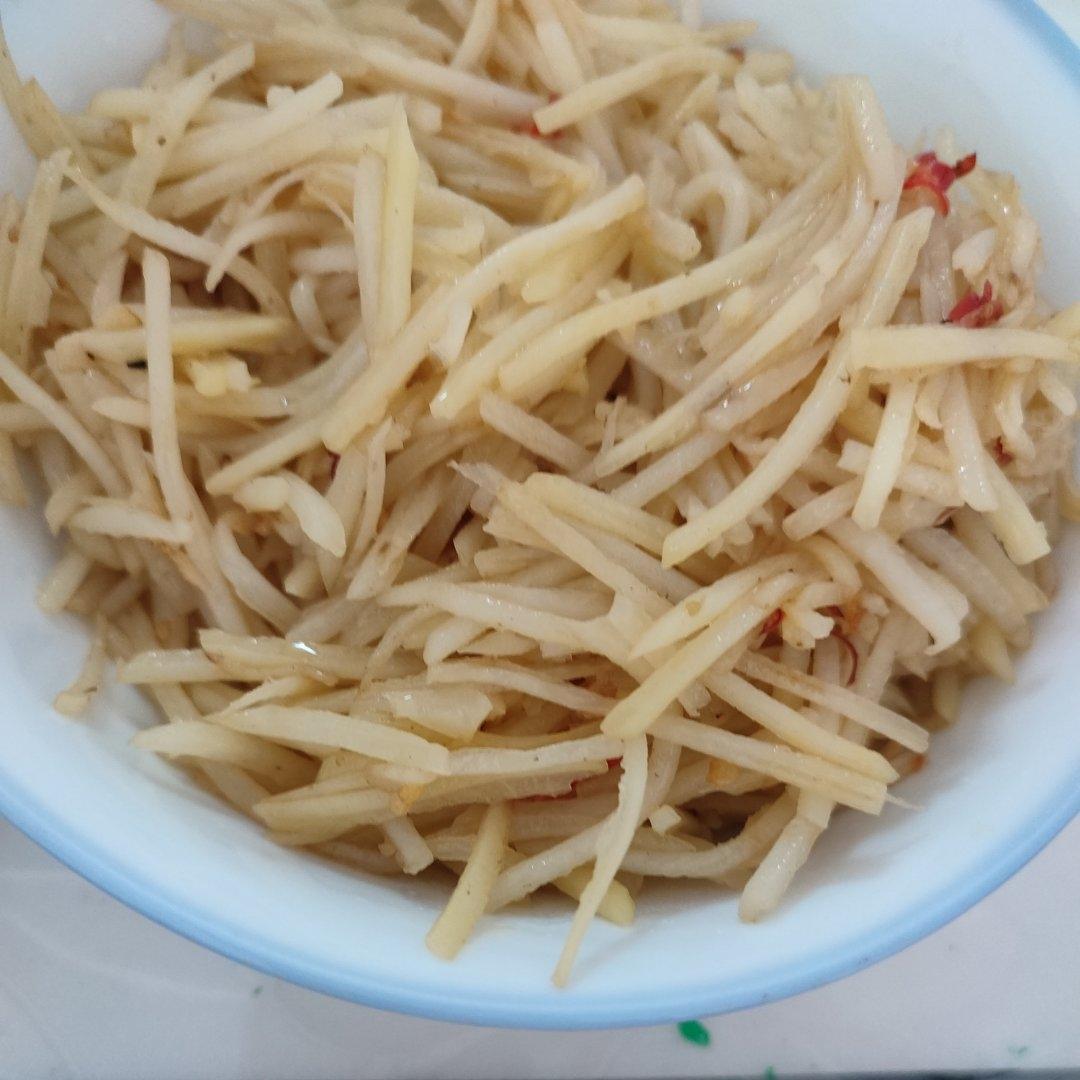 厨师长教你：“炝炒土豆丝”的家常做法，口感爽脆