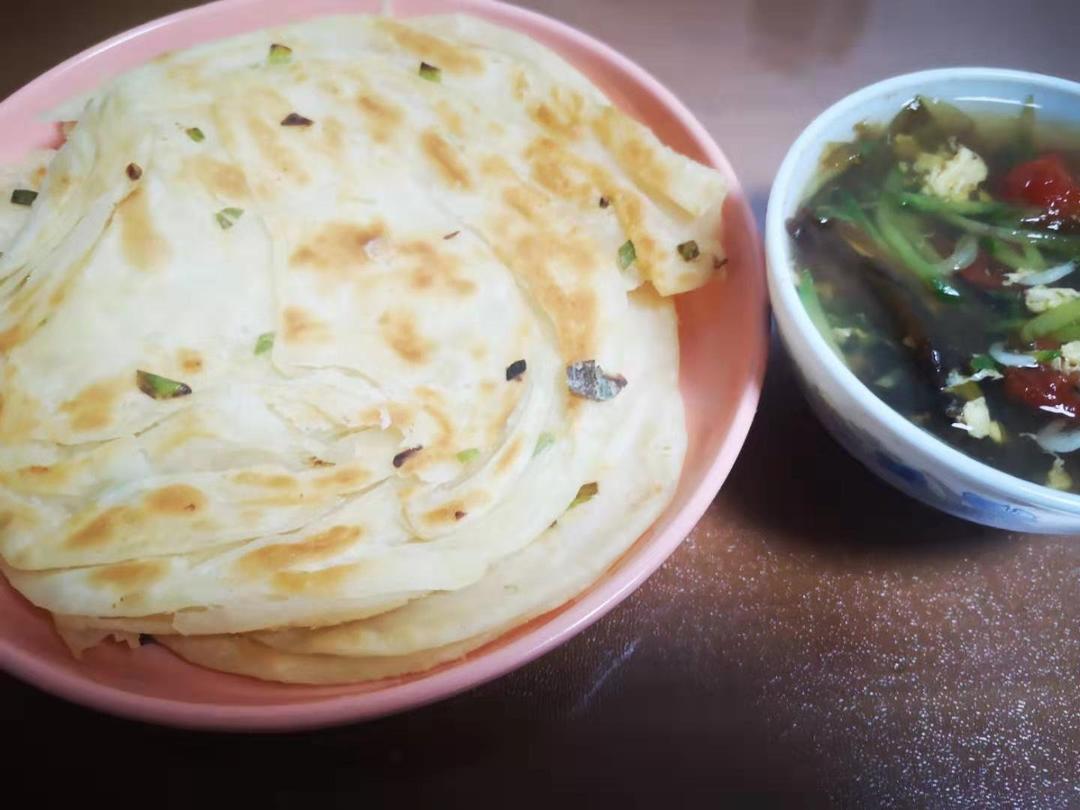 层层分明，外脆内软的家常手抓饼，葱油饼———快手早午晚餐，内附多种方法，多个窍门