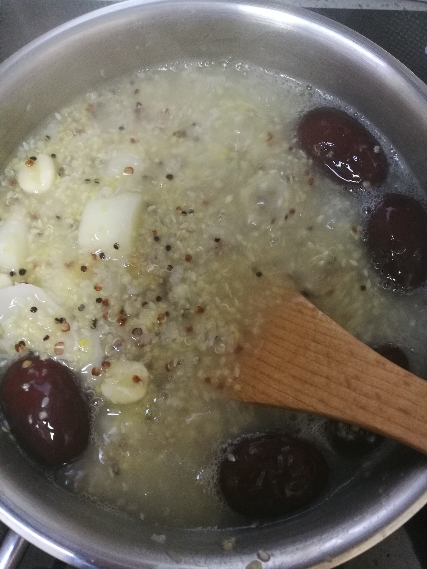 百合莲子红枣芝麻小米棒渣薏米葡萄干大米三色藜麦山药粥的做法