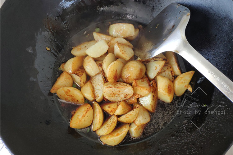 红烧土豆的做法 步骤6