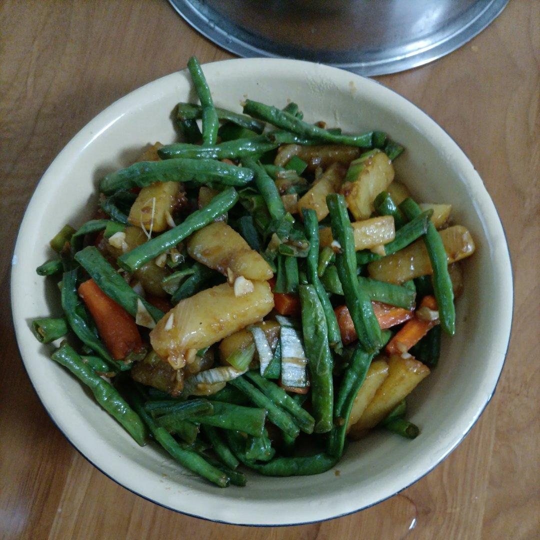 豇豆炒土豆是很神奇的一道菜, 没有一丁点肉, 却好吃到爆