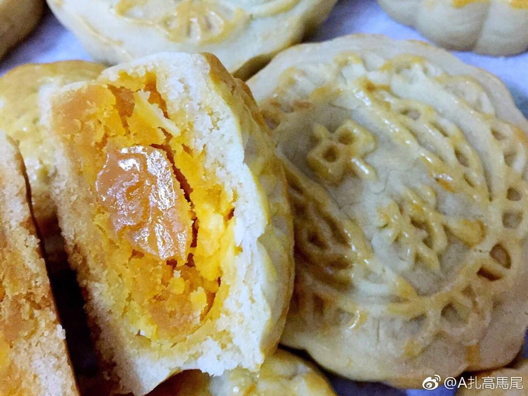 广式月饼－－蛋黄豆沙月饼