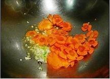 双孢菇炒西兰花的做法 步骤7