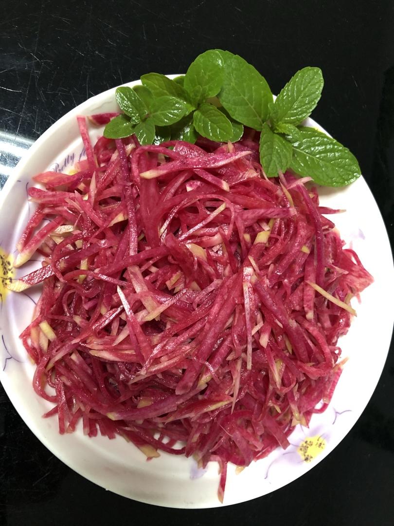 丫丫快乐每一天做的爽脆可口的凉拌红心萝卜丝
