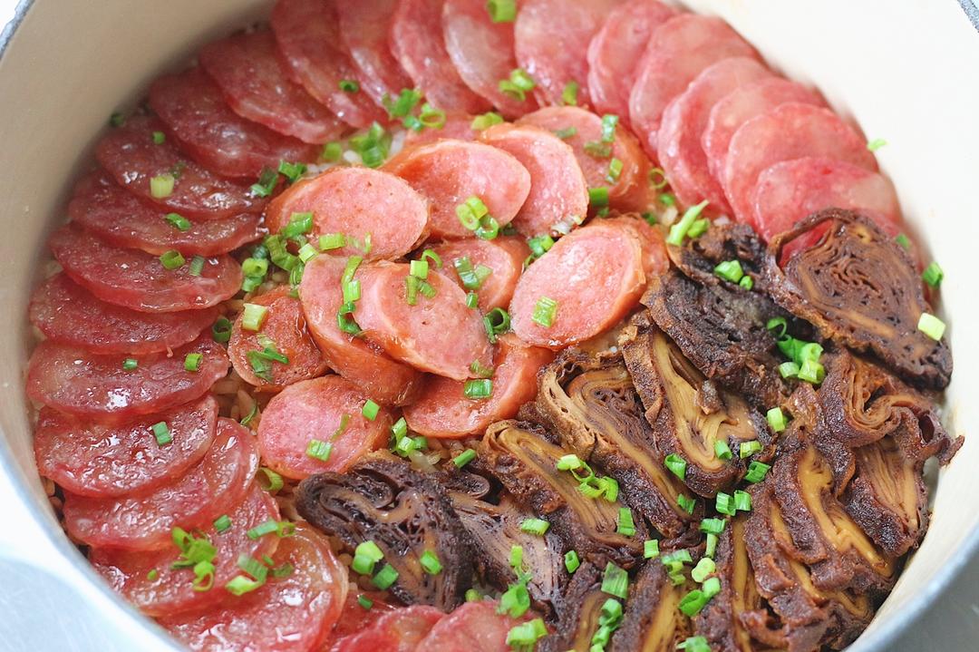 铸铁锅腊肠煲仔饭