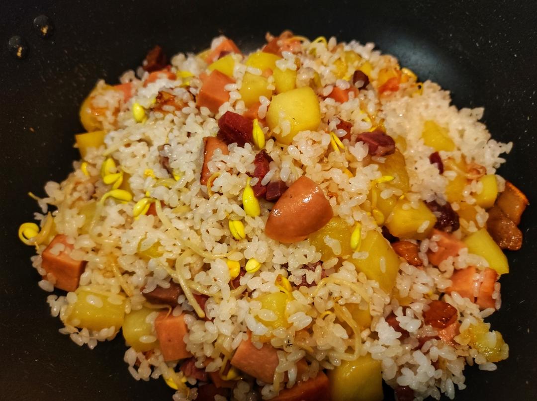 土豆焖饭（洋芋孔饭）家常超简单版（亦可解决掉上一顿的剩饭）
