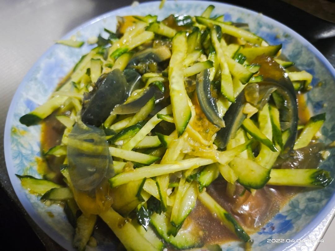 凉拌黄瓜皮蛋